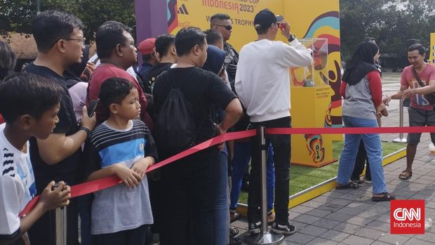 Warga Solo antre foto di Trophy Experience FIFA World Cup U-17 2023, Minggu (5/11). (CNN Indonesia/ Rosyid)