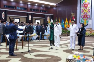 Gubernur H. Agustiar Sabran saat melantik pasangan H. Shalahuddin dan Felix Sonadie Y. Tingan sebagai Bupati dan Wakil Bupati Barito Utara Masa Jabatan 2025–2030