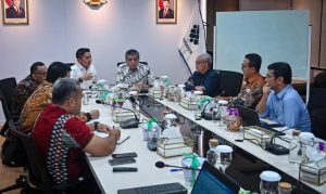 Seretaris Kabinet Teddy Indra Wijaya menghadiri rapat dengan Menteri Ketenagakerjaan (Menaker) Yassierli dan Wakil Menteri Ketenagakerjaan (Wamenaker) Afriansyah Noor beserta sejumlah jajaran Kementerian Ketenagakerjaan, di Jakarta, Jumat (10/10/2025). (Foto: Humas Setkab RI/HIM)