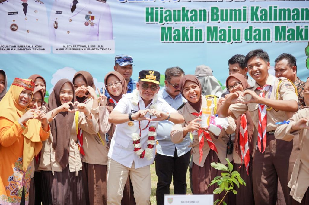 Gubernur Kalteng Agustiar Sabran saat berkunjung ke SMA 1 Kecamatan Kumai, Kotawaringin Barat (foto: DisdikKalteng)